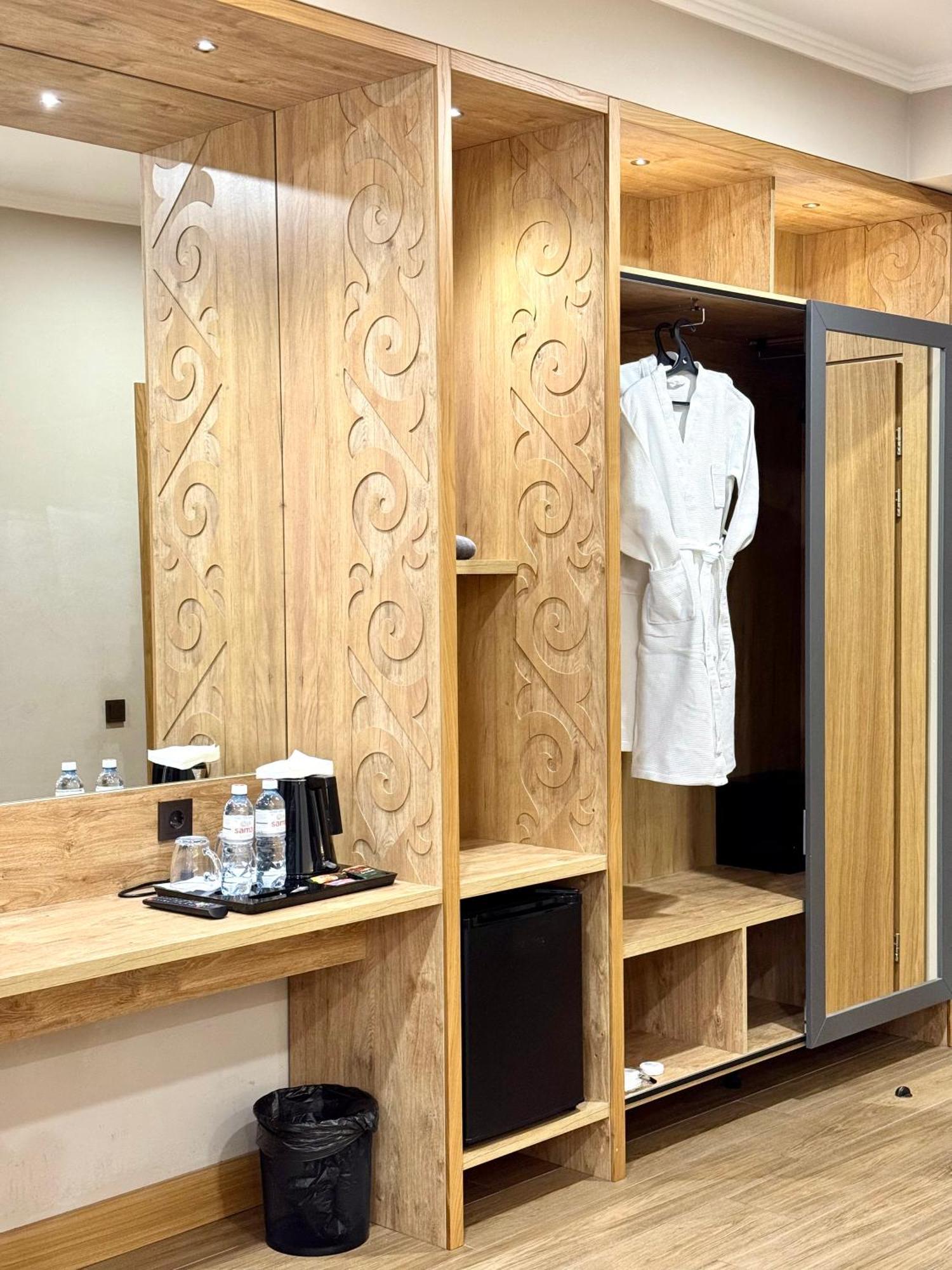 Dami Almaty Hotel Екстериор снимка